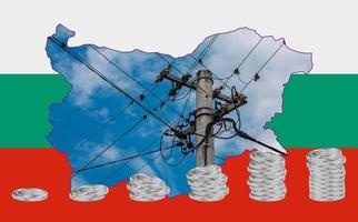 esquema del mapa de bulgaria con la imagen de la bandera nacional. línea eléctrica dentro del mapa. pilas de monedas de euro. collage. crisis de energía. foto