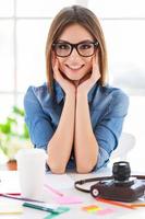 mujer de negocios informal. retrato de una hermosa joven mujer de negocios sentada en su lugar de trabajo. foto