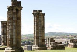 pilares en las ruinas de la abadía en el norte de yorkshire foto