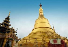 pagoda shwemawdaw, templo del dios dorado foto