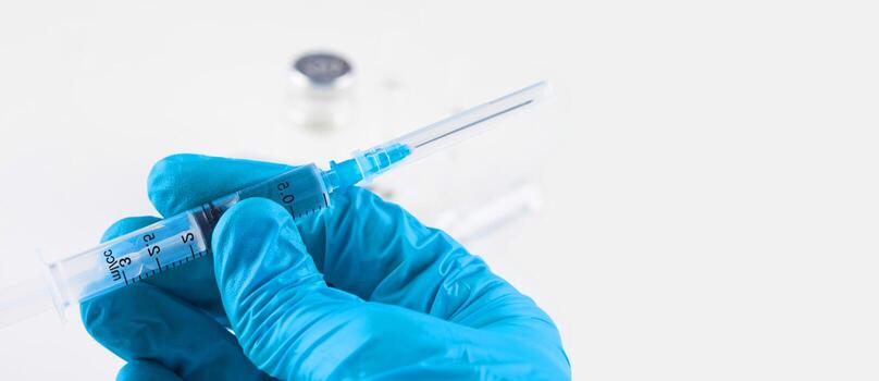 médico sosteniendo una viola con vacuna contra el virus de la corona. foto