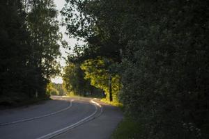 carretera de giro. Curvatura de carreteras en zonas rurales. carretera vacía en verano. foto