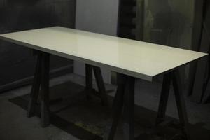 tablero en la mesa. tablero blanco en taller de carpintería. detalles del lugar de trabajo. foto