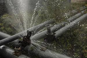 tubería de calefacción de avance. accidente de oleoducto sale agua hirviendo. foto