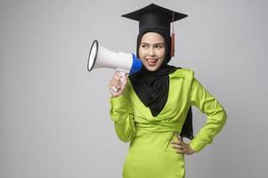 joven mujer musulmana sonriente con hiyab usando sombrero de graduación, educación y concepto universitario foto