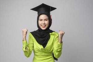 joven mujer musulmana sonriente con hiyab usando sombrero de graduación, educación y concepto universitario foto