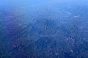 la tierra se ve a través del ojo de buey de un gran avión a reacción. foto