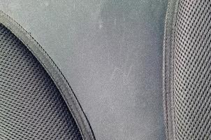 cierre de tejido de malla transpirable de textura en la mochila fotográfica negra. textura de bolsa de tejido de plástico negro. imagen de fondo foto