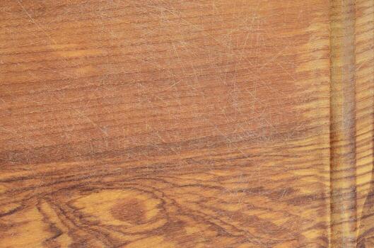 textura detallada de la tabla de cortar de madera con muchas cicatrices del hacha y el cuchillo foto