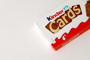 ternopil, ucrania - 3 de junio de 2022 paquete de productos de tarjetas de chocolate kinder. kinder es una marca de productos de confitería de la multinacional confitería ferrero. foto