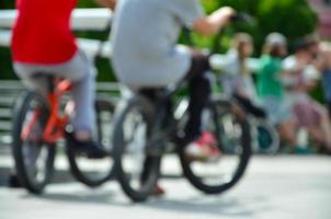 imagen desenfocada de mucha gente con bicicletas bmx. encuentro de aficionados a los deportes extremos foto