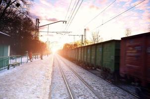 paisaje de invierno por la noche con la estación de tren foto