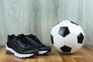 pelota de futbol y zapatillas foto