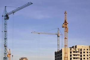 edificio en construcción con grúa foto