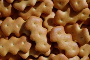 fotografía macro de muchas galletas saladas amarillas foto