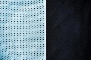 Fondo de textura de tela de ropa deportiva. vista superior de la superficie textil de tela de nailon de poliéster azul claro. camiseta de baloncesto de color con espacio libre para texto foto