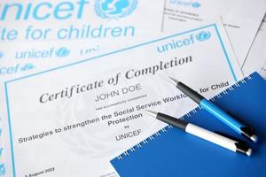 ternopil, ucrania - 2 de mayo de 2022 certificado voluntario de finalización de unicef - programa de las naciones unidas que brinda asistencia humanitaria y de desarrollo a los niños foto