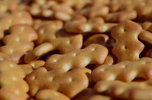 fotografía macro de muchas galletas saladas amarillas foto