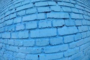 gran pared de ladrillo, pintada de azul. foto de ojo de pez con distorsión pronunciada