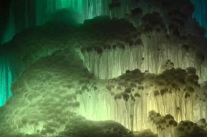 grandes bloques de hielo cascada congelada o fondo de caverna foto