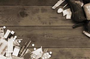 muchas sustancias estupefacientes y dispositivos para la preparación de drogas yacen sobre una vieja mesa de madera foto