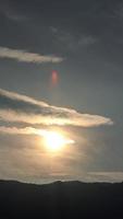 video de lapso de tiempo vertical de la espectacular puesta de sol con cielo naranja en un día soleado.