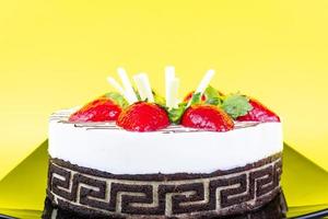 Strawberry cake with vanilla cream photo