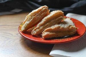 empanadas de manzana, tarta de manzana, colocadas en un plato naranja. con servilletas de papel, la manzana es un plato popular en Estados Unidos foto