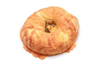 bagel, 1 pan en forma de donut sobre un fondo blanco foto
