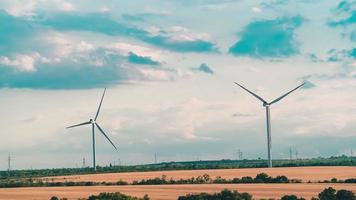 tijd ronden windmolen is spinnen tegen de backdrop van een mooi bewolkt lucht. alternatief energie concept. wind macht fabriek video