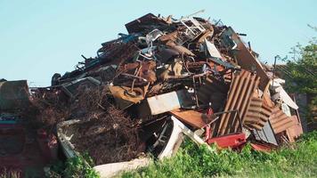 hoop van vodje ijzer. groot stapel van ondergeschikt rauw materialen. ijzer rauw materialen klaar voor recyclen. milieu vervuiling. verzameld vodje metaal. het schieten Aan de steadicam video