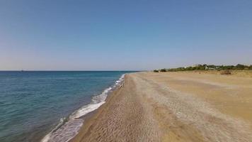 antenne dar video over- kust en zee. genieten de prachtig zee en strand