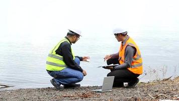 biólogo marino analizando los resultados de las pruebas de agua en una tableta en lata video