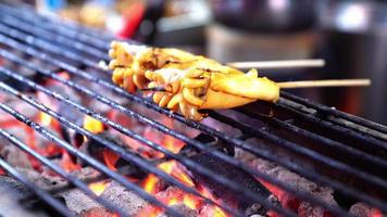 gegrillter tintenfisch mit holzkohle, street food thailand video
