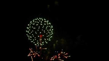 coloridos fuegos artificiales brillantes en el cielo nocturno en el festival del día de la ciudad, novosibirsk, rusia video