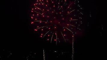 kleurrijk vuurwerk op het stadsdagfestival, novosibirsk, rusland video