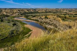 el pequeño valle del río missouri en las tierras baldías de dakota del norte foto