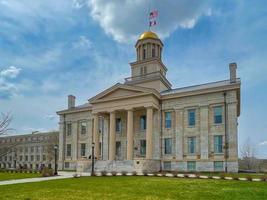 antiguo edificio del capitolio de iowa en la ciudad de iowa foto