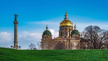 Iowa State Capitol and Soldiers' and Sailors' Monument in Des Moines photo