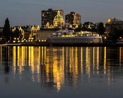 edificio legislativo y el ferry coho en victoria al atardecer foto