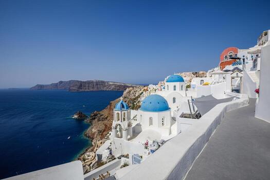 destino de verano de europa. concepto de viaje, paisaje famoso y soleado de la isla de santorini, oia, grecia. Caldera vista al mar, azul cielo soleado paisaje urbano de ensueño. panorama de vacaciones, increíble escena al aire libre foto