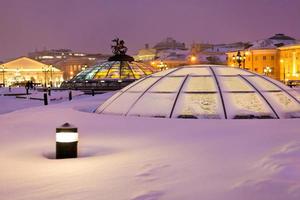 cúpula de cristal cubierta de nieve en la plaza manege, moscú foto