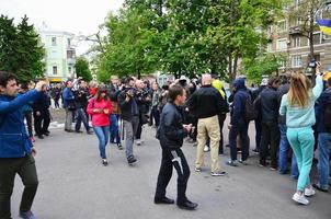 kharkov, ucrania - 17 de mayo de 2017, la organización de nazis ucranianos y patriotas del cuerpo oriental interrumpe la primera acción lgbt en kharkov. hooligans y ultras contra la existencia de minorías foto