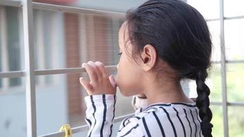 poco ragazza guardare al di sopra di balcone video