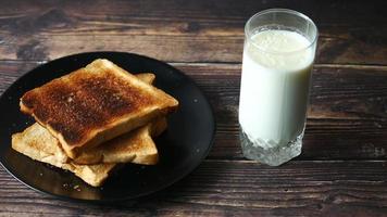 un' piatto con toast e un' bicchiere di latte video