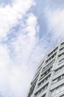 nuevo edificio residencial de varios pisos y cielo azul foto