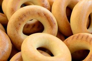 foto de primer plano de bagels amarillos frescos. un tipo popular de productos de harina. uno de los dulces tradicionales rusos para el té