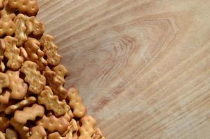 muchas galletas saladas en una tabla de cortar con espacio para copiar foto