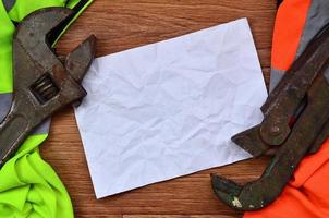 llaves ajustables y mentiras de papel de una señal naranja y verde foto