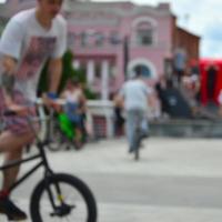 imagen desenfocada de mucha gente con bicicletas bmx. encuentro de aficionados a los deportes extremos foto